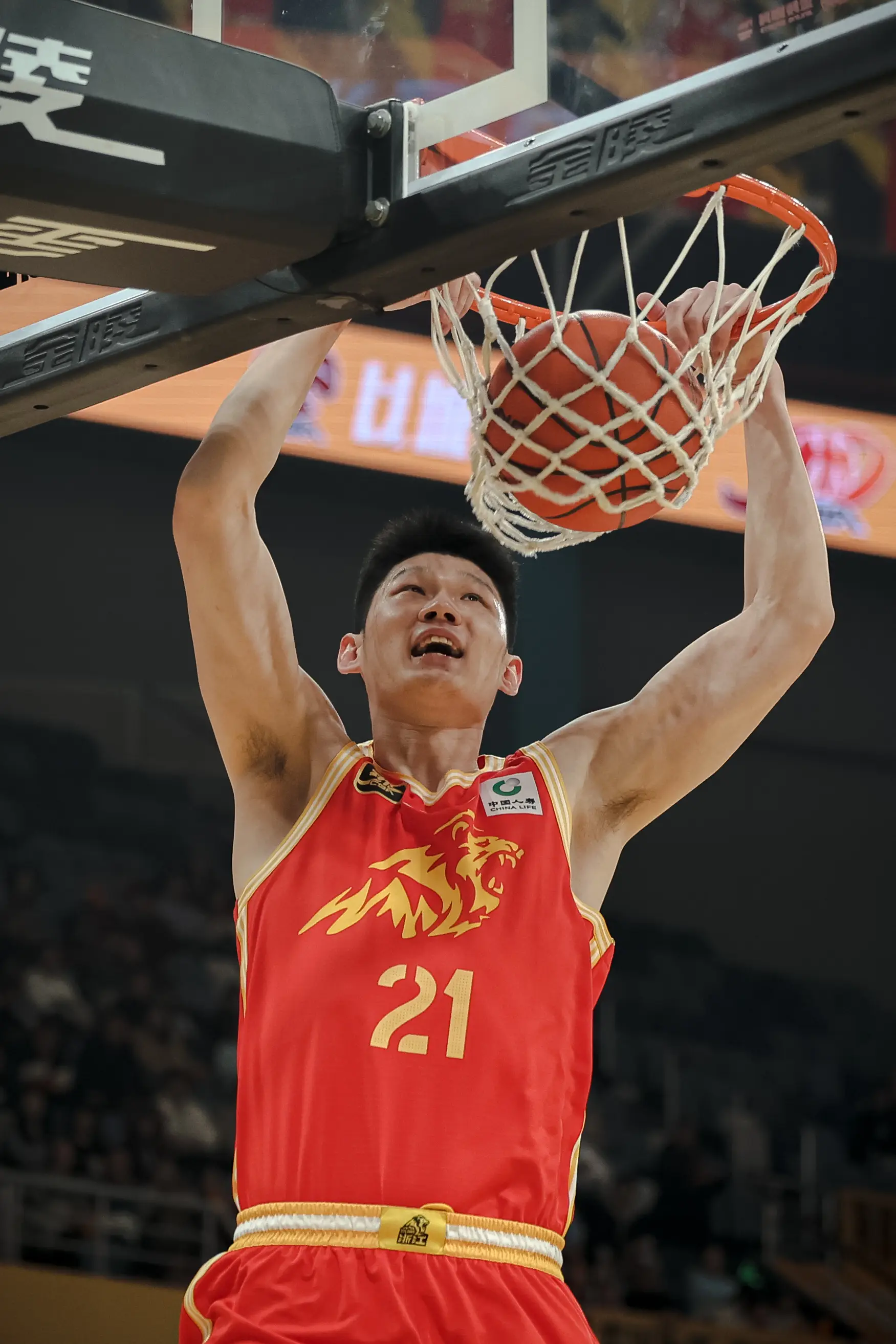 爱游戏APP-火箭险胜深圳队，赵继伟关键制胜